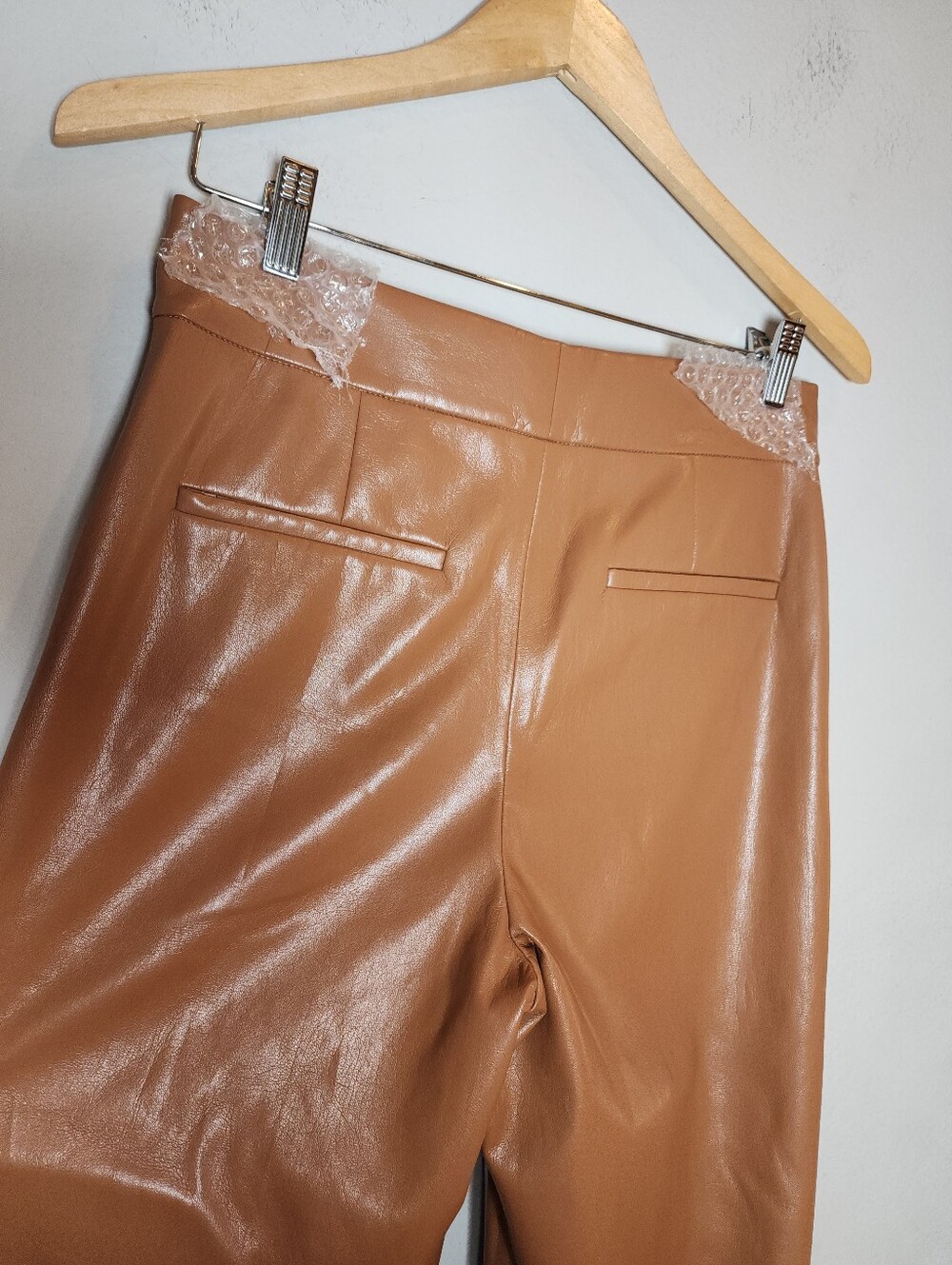 Alice & Olivia Vegan Leather Wide Leg Crop Drape Dylan Pants Camel Brown Size 6 - Picture 9 of 16